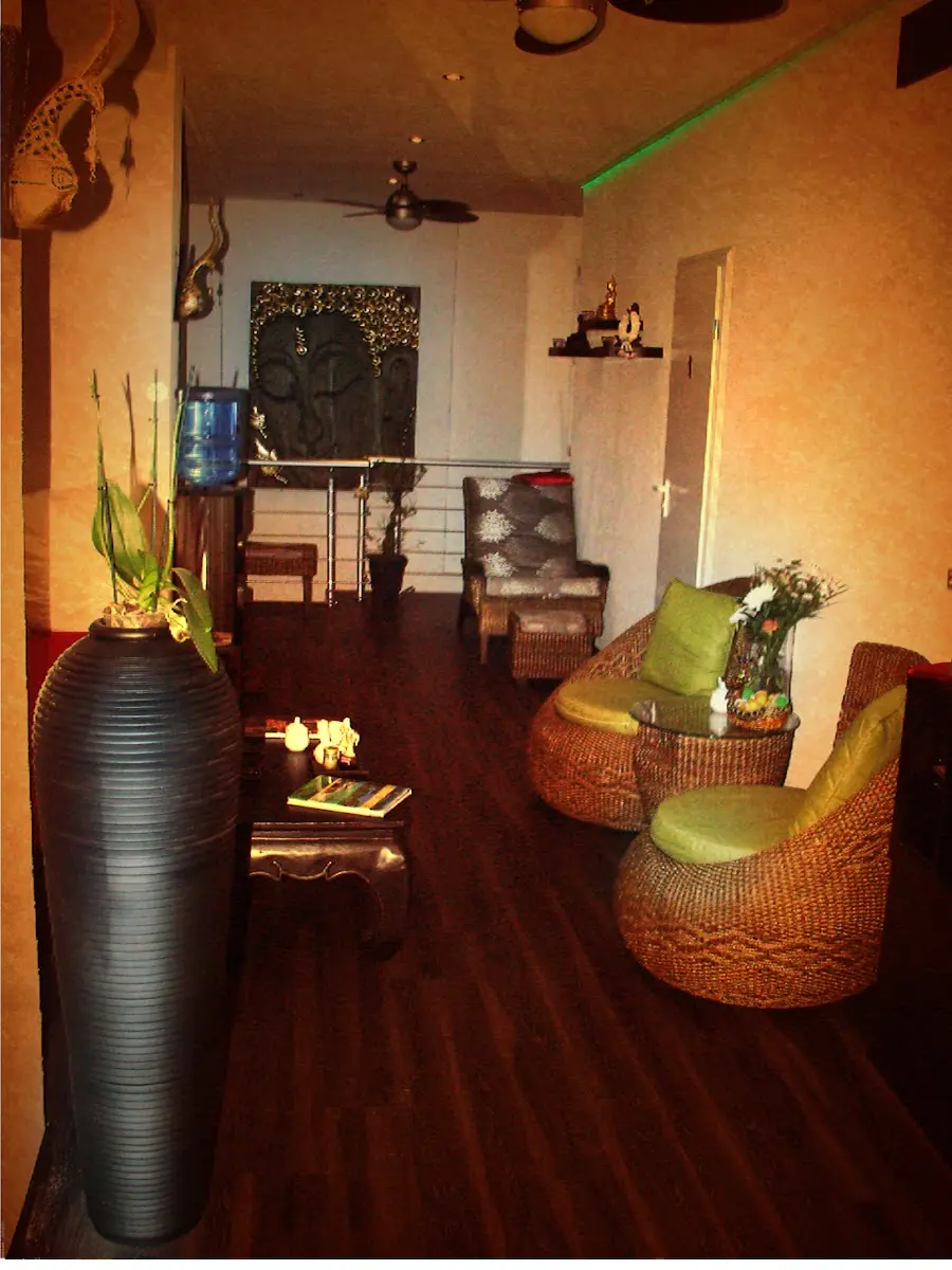Behandlungsraum im Jasmin Day Spa Stuttgart — ruhige Atmosphäre mit warmem Licht